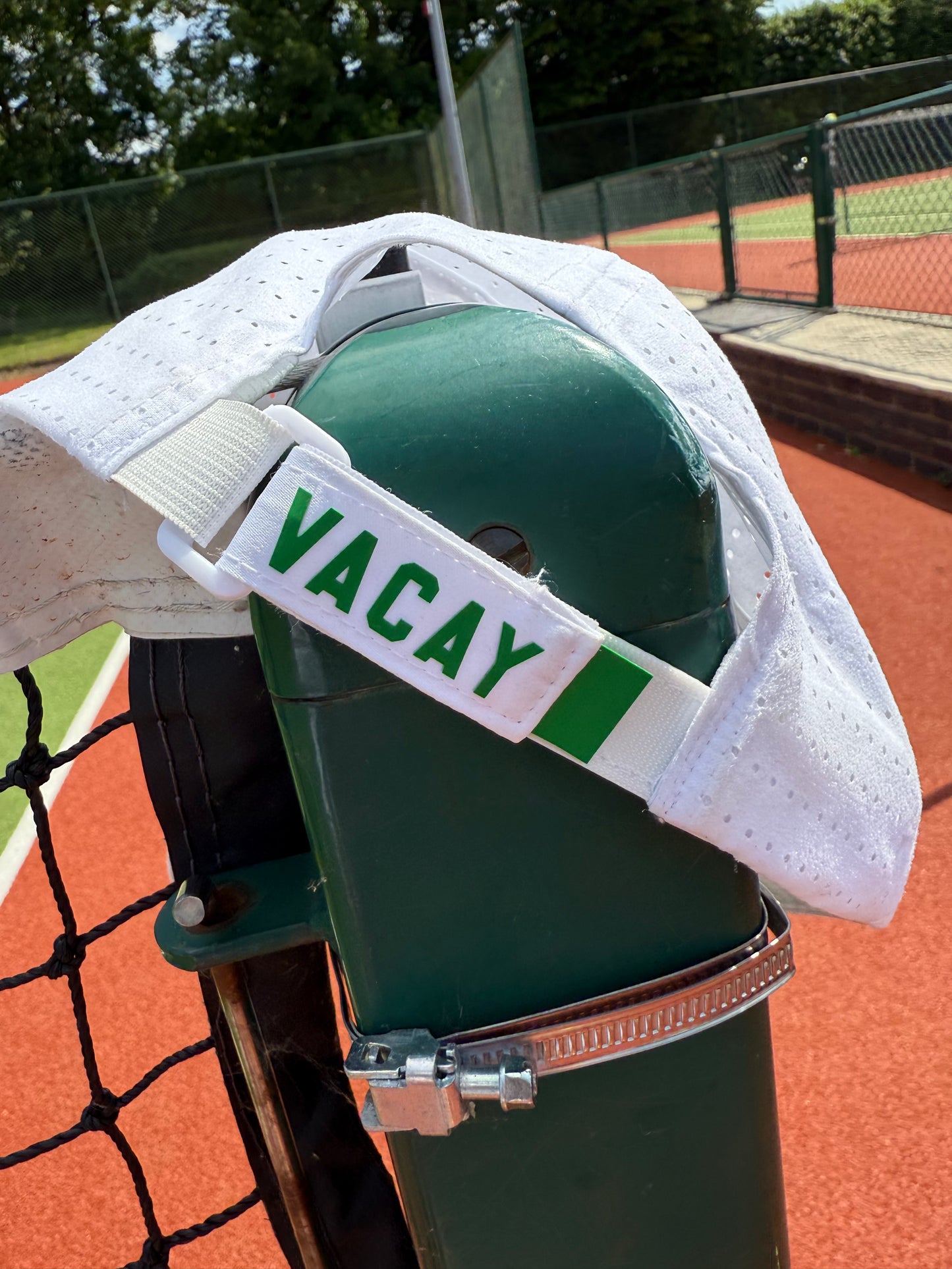 COURT PERFORMANCE CAP - WHITE/GREEN